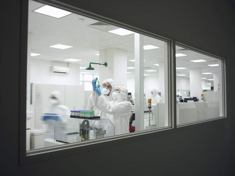 西方人,四个人,伙伴,朋友,科学家,站,举,横图,室内,白天,正面,工作服,制服,友谊,安全,合作,团队,实验,研发,仪器,窗户,杯子,照明,欧洲,欧洲人,握,服装,研究,透明,分离,分析,科学,化学,测试,试管,墙,实验室,研究室,灯光,防护,过滤,拿,分开,拿着,注视,顶灯,玻璃窗,墙壁,墙面,玻璃制品,灯,衣服,玻璃瓶,口罩,瓶子,手套,灯具,观察,看,托,站着,隔断,器皿,战略,握着,遮掩,服饰,观看,保护,隔离,照亮,科研,察看,卫生,掩盖,遮挡,衣着,科研人员,照明设备,穿着,关注,净化,间隔,化验,保险,研究者,预防,检验,计量,研究所,遮盖,防尘,科学研究者,玻璃仪器,试验耗材,实验用品,化验室,检验室,保全,周全,安稳,安定,联合,合谋,防护手套,掩饰,断绝,隔开,屏蔽,屏绝,远离,中断,阻遏,阻隔,工作制服,衣饰,配合,平安,协作,男人,男性,女人,女性,中年男性,中年女性,白种人,科学工作者,玻璃杯,举起,举手,举着,向上举,向上伸,向上托,站立,半身,彩图,工作套服