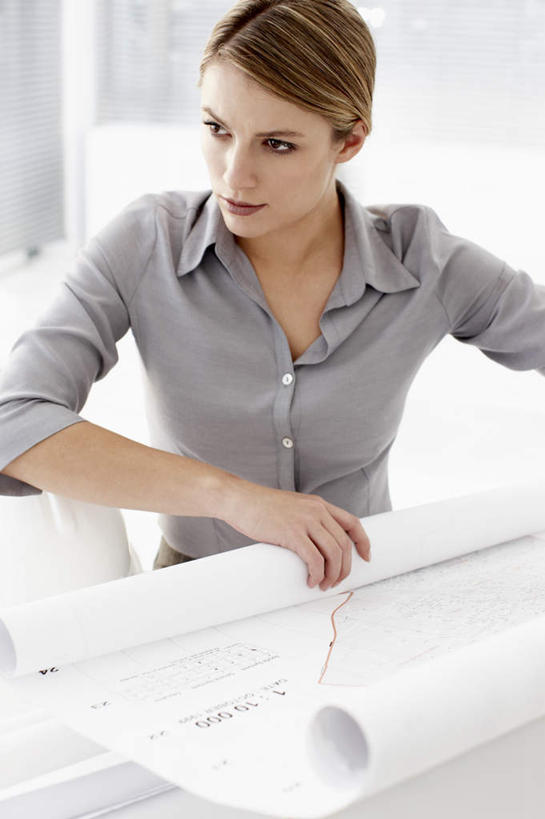 西方人,一个人,商务人士,工程师,建筑工人,建筑师,商务女性,站,竖图,室内,白天,正面,欧洲,欧洲人,仅一个年轻女性,仅一个女性,仅一个人,握,套装,图纸,设计图,拿,拿着,注视,观察,看,站着,握着,观看,察看,关注,商务装,工程图,草图,蓝图,工薪阶层,年轻女性,女人,女性,白种人,白领,上班族,设计,技师,建筑工,建筑设计师,站立,半身,彩图