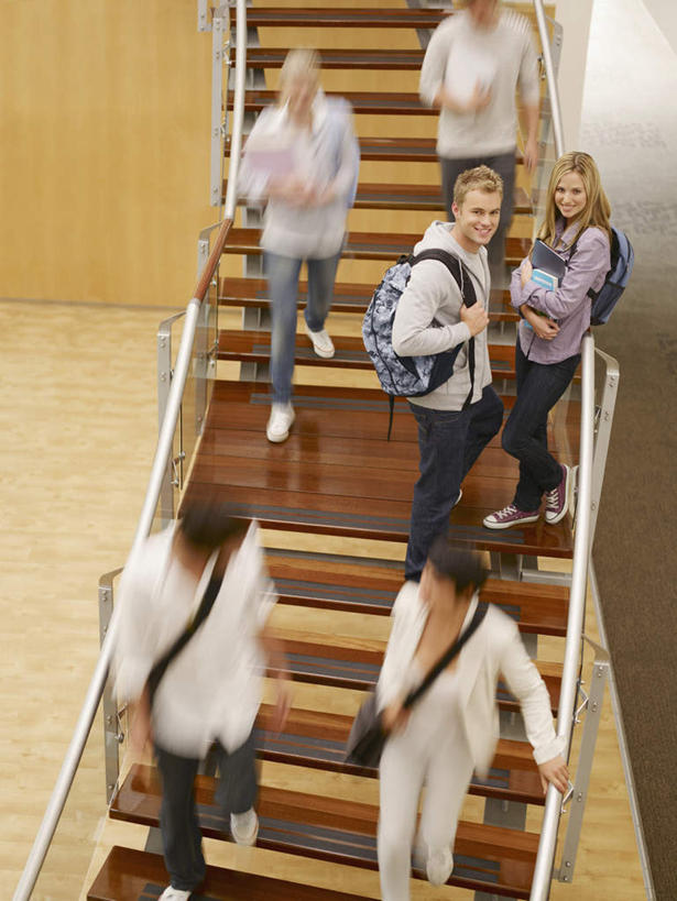 西方人,伙伴,朋友,栏杆,站,走,笑,双手交叉,微笑,露齿笑,竖图,俯视,室内,白天,爱情,友谊,楼梯,欧洲,欧洲人,握,服装,朦胧,模糊,包,材料,档案,扶手,书包,文件,纸,阶梯,墙,许多人,浪漫,拿,拿着,注视,休闲装,护栏,墙壁,墙面,台阶,衣服,背包,手稿,资料,观察,看,站着,一群人,休闲,温暖,温馨,同学,休闲服,恩爱,握着,恋人,服饰,观看,证明,和睦,察看,双手抱胸,校友,关注,文档,同窗,学友,友情,男人,男性,年轻男性,年轻女性,女人,女性,白种人,情侣,步行,散步,站立,走路,半身,彩图,高角度拍摄,伴侣,融洽,双肩包