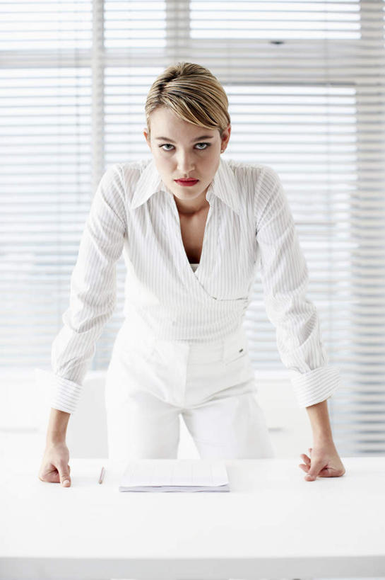 西方人,一个人,商务人士,商务女性,办公室,站,竖图,室内,白天,正面,窗户,家具,桌子,欧洲,欧洲人,仅一个年轻女性,仅一个女性,仅一个人,撑,套装,材料,档案,文件,纸,百叶窗,办公桌,注视,手稿,资料,观察,看,站着,观看,证明,察看,撑着,关注,文档,商务装,工薪阶层,办公家具,年轻女性,女人,女性,白种人,白领,上班族,站立,半身,彩图