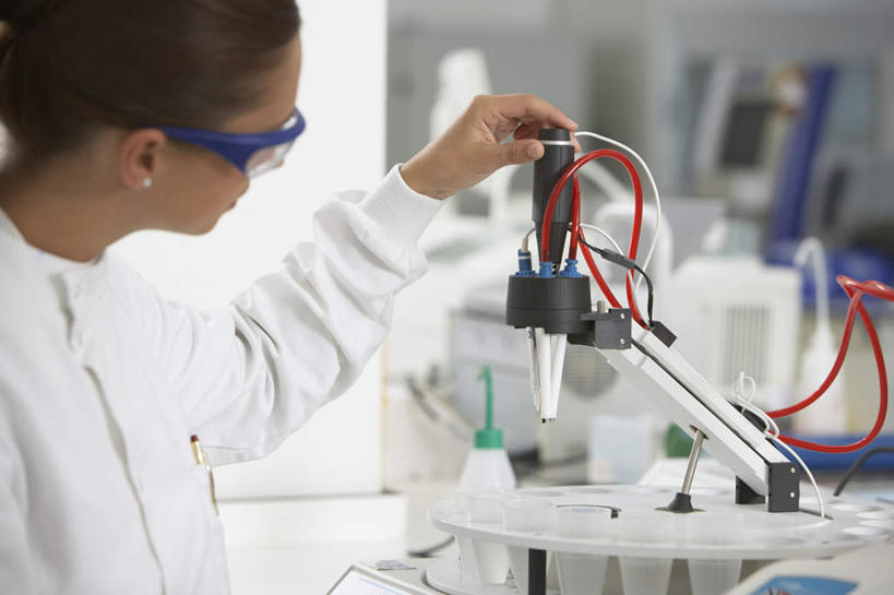 西方人,一个人,科学家,站,横图,室内,白天,侧面,工作服,制服,安全,实验,研发,欧洲,欧洲人,仅一个年轻女性,仅一个女性,仅一个人,握,服装,朦胧,模糊,研究,科学,眼镜,实验室,研究室,防护,拿,拿着,注视,衣服,白色,观察,看,站着,握着,服饰,观看,护目镜,保护,科研,察看,衣着,科研人员,穿着,关注,化验,保险,研究者,检验,研究所,科学研究者,化验室,检验室,保全,周全,安稳,安定,安全防护眼镜,工作制服,衣饰,平安,年轻女性,女人,女性,白种人,科学工作者,站立,半身,彩图,工作套服,防护眼镜