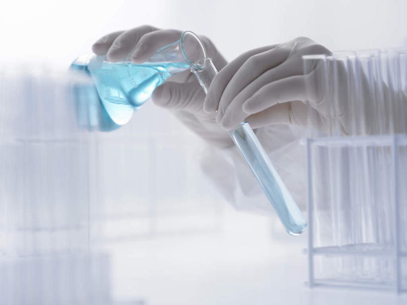 西方人,手,一个人,科学家,横图,室内,特写,白天,正面,安全,实验,研发,仪器,水,杯子,欧洲,欧洲人,双手,仅一个年轻女性,仅一个女性,仅一个人,握,朦胧,模糊,研究,透明,分析,科学,化学,测试,烧瓶,试管,液体,锥形瓶,实验室,水滴,研究室,防护,拿,拿着,玻璃制品,蓝色,玻璃瓶,瓶子,手套,手部,器皿,握着,保护,科研,科研人员,化验,保险,研究者,检验,计量,研究所,科学研究者,玻璃仪器,试验耗材,实验用品,化验室,检验室,保全,周全,安稳,安定,防护手套,三角烧瓶,依氏烧瓶,锥形烧瓶,平安,年轻女性,女人,女性,白种人,科学工作者,玻璃杯,半身,彩图