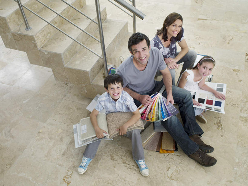 西方人,儿童,中年人,四个人,家庭,夫妻,母亲,父亲,女儿,儿子,栏杆,坐,笑,微笑,露齿笑,横图,俯视,室内,白天,爱情,纯洁,楼梯,欧洲,欧洲人,握,服装,扶手,阶梯,浪漫,系统,拿,拿着,注视,休闲装,护栏,台阶,小孩,衣服,观察,看,休闲,温暖,温馨,父女,父子,母女,母子,一家人,休闲服,比较,恩爱,父爱,可爱,母爱,色彩,童年,童趣,颜色,握着,恋人,服饰,对比,观看,色阶卡,色卡,颜色卡,色板,和睦,察看,关注,选择,标准,童真,烂漫,无邪,比色卡,色标卡,天真,男孩,男人,男性,女孩,女人,女性,中年男性,中年女性,白种人,孩子,夫妇,情侣,抬头,仰头,坐着,彩图,高角度拍摄,全身,伴侣,融洽,男生,女生
