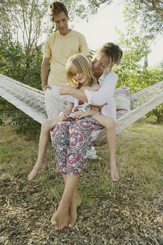 西方人,儿童,中年人,三个人,家庭,夫妻,母亲,父亲,女儿,坐,抱,笑,微笑,露齿笑,竖图,室外,白天,正面,爱情,纯洁,草地,草坪,植物,床,吊床,欧洲,欧洲人,吊挂,悬挂,服装,浪漫,挂,注视,休闲装,草,树,树木,小孩,衣服,绿色,自然,观察,看,享受,休闲,温暖,温馨,父女,母女,三口之家,一家人,休闲服,恩爱,父爱,可爱,母爱,童年,童趣,恋人,服饰,生长,成长,抱着,观看,和睦,察看,搂着,安逸,关注,童真,烂漫,无邪,安适,清闲,天真,男人,男性,女孩,女人,女性,中年男性,中年女性,白种人,孩子,夫妇,情侣,怀抱,搂,搂抱,相抱,拥抱,坐着,彩图,全身,伴侣,融洽,女生