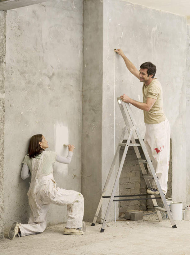 西方人,中年人,两个人,家庭,夫妻,站,跪,举,攀登,竖图,室内,白天,侧面,爱情,装修,建筑,欧洲,欧洲人,服装,装饰,测量,材料,皮尺,梯子,刻度,阶梯,墙,浪漫,注视,休闲装,踩,装潢,墙壁,墙面,衣服,尺,粉刷,软尺,刷子,踩着,观察,看,托,站着,休闲,温暖,温馨,一家人,休闲服,爬,恩爱,恋人,服饰,观看,上升,油漆,测量工具,保护,涂料,尺子,和睦,察看,关注,人字梯,量具,量仪,塑料卷尺,登高,纤维尺,纤维圆尺,圆尺,男人,男性,女人,女性,中年男性,中年女性,白种人,夫妇,情侣,跪着,举起,举手,举着,攀爬,抬头,向上举,向上伸,向上托,仰头,站立,彩图,全身,伴侣,融洽