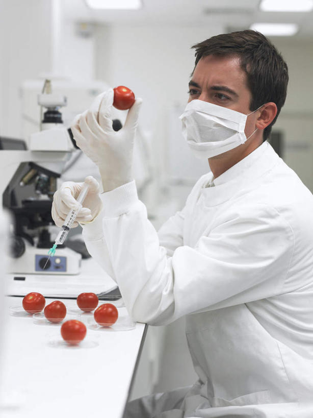 西方人,一个人,科学家,坐,竖图,室内,白天,侧面,工作服,制服,仪器,桌子,照明,欧洲,欧洲人,仅一个男性,仅一个人,仅一个中年男性,握,检查,反射,分离,分析,科学,显微镜,办公桌,实验室,研究室,灯光,过滤,拿,分开,拿着,注视,顶灯,灯,口罩,手套,灯具,观察,看,隔断,橡胶,针管,针筒,清晰,探索,握着,遮掩,注射,放大,观看,隔离,仔细,照亮,透镜,察看,医疗,医疗设备,卫生,注射器,掩盖,凸透镜,遮挡,聚焦,科研人员,照明设备,关注,净化,间隔,研究者,橡胶手套,预防,橡胶制品,试验室,遮盖,防尘,科学研究者,医用手套,光学,清楚,掩饰,断绝,隔开,屏蔽,屏绝,远离,中断,阻遏,阻隔,工作制服,男人,男性,中年男性,白种人,科学工作者,坐着,半身,彩图,工作套服