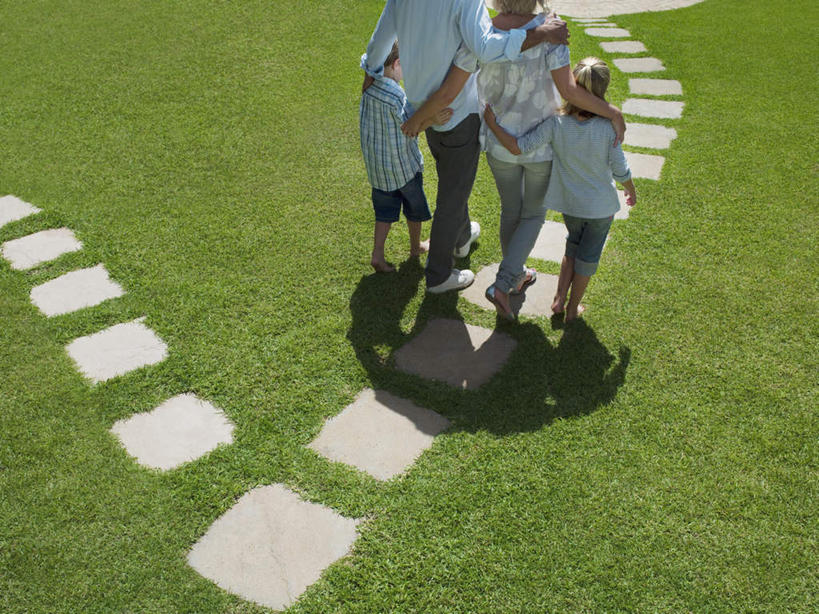 西方人,儿童,中年人,三个人,家庭,夫妻,母亲,父亲,女儿,走,抱,横图,俯视,室外,白天,爱情,纯洁,草地,草坪,植物,道路,路,欧洲,欧洲人,一排,服装,整齐,小路,交通,浪漫,休闲装,草,排列,小孩,衣服,绿色,休闲,温暖,温馨,父女,母女,三口之家,一家人,休闲服,恩爱,父爱,可爱,母爱,童年,童趣,恋人,服饰,乡间小路,抱着,和睦,搂着,队列,童真,烂漫,无邪,天真,男人,男性,女孩,女人,女性,中年男性,中年女性,白种人,孩子,夫妇,情侣,步行,搂,搂抱,散步,走路,半身,彩图,高角度拍摄,伴侣,融洽,女生