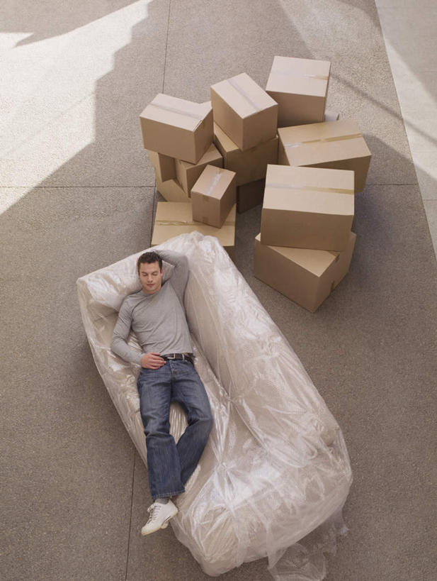 西方人,一个人,客厅,躺,笑,微笑,露齿笑,竖图,俯视,室内,白天,沙发,欧洲,欧洲人,仅一个男性,仅一个人,一堆,许多,阴影,堆叠,堆积,服装,反射,包装,影子,纸箱,注视,休闲装,仅一个年轻男性,衣服,容器,箱子,观察,看,休闲,休闲服,服饰,观看,堆,搬家,察看,迁移,起居室,关注,纸板箱,布艺沙发,包装箱,迁居,乔迁,搬迁,客堂,卧着,男人,男性,年轻男性,白种人,躺着,卧,彩图,高角度拍摄,全身