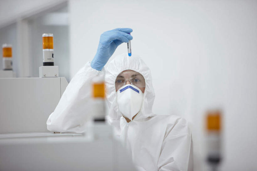 西方人,一个人,科学家,坐,举,横图,室内,白天,正面,工作服,制服,实验,仪器,杯子,欧洲,欧洲人,仅一个男性,仅一个人,仅一个中年男性,握,研究,透明,分离,分析,化学,测试,试管,墙,实验室,研究室,过滤,拿,分开,拿着,注视,墙壁,墙面,玻璃制品,白色,玻璃瓶,口罩,瓶子,手套,观察,看,托,隔断,橡胶,器皿,握着,遮掩,观看,隔离,察看,卫生,掩盖,遮挡,科研人员,关注,净化,间隔,研究者,橡胶手套,预防,计量,橡胶制品,试验室,遮盖,防尘,科学研究者,玻璃仪器,试验耗材,实验用品,医用手套,掩饰,断绝,隔开,屏蔽,屏绝,远离,中断,阻遏,阻隔,工作制服,男人,男性,中年男性,白种人,科学工作者,玻璃杯,举起,举手,举着,向上举,向上伸,向上托,坐着,半身,彩图,工作套服