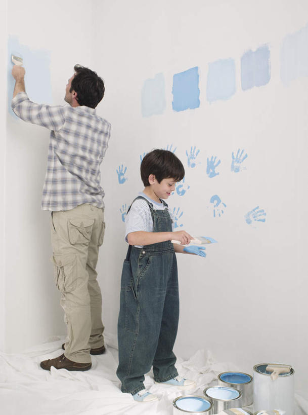 西方人,儿童,中年人,两个人,家庭,父亲,儿子,站,举,竖图,室内,白天,侧面,纯洁,装修,地图,欧洲,欧洲人,握,服装,裤子,装饰,材料,铁桶,桶,墙,拿,拿着,注视,休闲装,装潢,墙壁,墙面,小孩,衣服,蓝色,白色,粉刷,容器,刷子,观察,看,托,站着,休闲,温暖,温馨,父子,一家人,休闲服,背带裤,父爱,可爱,童年,童趣,握着,服饰,观看,储藏,油漆,滚筒刷,保护,涂料,和睦,察看,储存,关注,童真,烂漫,无邪,滚刷,饭单裤,工装裤,天真,男孩,男人,男性,中年男性,白种人,孩子,举起,举手,举着,向上举,向上伸,向上托,站立,彩图,全身,融洽,贮存,滚筒,男生