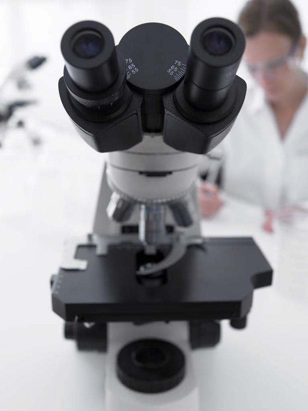 西方人,一个人,科学家,坐,竖图,室内,白天,正面,工作服,制服,安全,仪器,桌子,欧洲,欧洲人,仅一个年轻女性,仅一个女性,仅一个人,检查,朦胧,模糊,反射,分析,科学,显微镜,眼镜,办公桌,墙,实验室,研究室,防护,注视,墙壁,墙面,白色,低头,观察,看,清晰,探索,放大,观看,护目镜,保护,仔细,透镜,察看,凸透镜,聚焦,科研人员,关注,保险,研究者,试验室,科学研究者,光学,保全,周全,安稳,安定,清楚,安全防护眼镜,工作制服,平安,年轻女性,女人,女性,白种人,科学工作者,坐着,半身,彩图,工作套服,防护眼镜