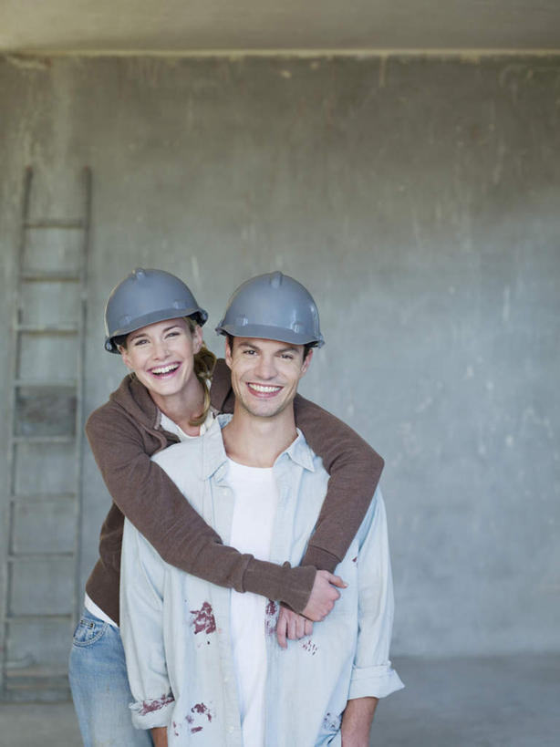 西方人,两个人,家庭,夫妻,站,抱,笑,攀登,微笑,露齿笑,竖图,室内,白天,正面,爱情,帽子,欧洲,欧洲人,服装,梯子,头盔,阶梯,木梯,墙,浪漫,注视,休闲装,墙壁,墙面,衣服,灰色,安全帽,观察,看,站着,休闲,温暖,温馨,一家人,休闲服,爬,恩爱,恋人,服饰,抱着,观看,上升,和睦,察看,搂着,关注,登高,男人,男性,年轻男性,年轻女性,女人,女性,白种人,年轻人,夫妇,情侣,搂,搂抱,攀爬,站立,半身,彩图,伴侣,融洽