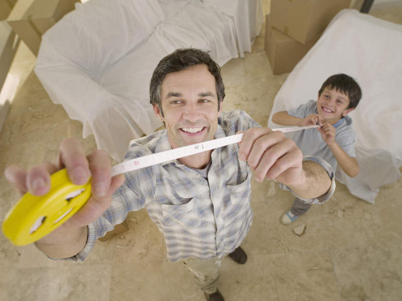 西方人,儿童,中年人,两个人,家庭,父亲,儿子,客厅,站,举,笑,微笑,露齿笑,横图,俯视,室内,白天,纯洁,沙发,装修,建筑,欧洲,欧洲人,握,服装,测量,包装,纸箱,刻度,拿,拿着,注视,休闲装,文化,小孩,衣服,尺,卷尺,容器,箱子,观察,看,祈祷,托,站着,休闲,温暖,温馨,父子,一家人,休闲服,父爱,可爱,童年,童趣,握着,许愿,宗教,服饰,信仰,观看,钢尺,测量工具,搬家,祈求,吉祥,尺子,和睦,察看,迁移,起居室,关注,纸板箱,风水,角尺,阴阳,布艺沙发,童真,烂漫,无邪,包装箱,鲁班尺,量具,量仪,钢卷尺,文公尺,门公尺,门尺,丁兰尺,门光尺,吉凶,吉利,晦气,不祥,倒霉,霉运,恶兆,凶险,迁居,乔迁,搬迁,客堂,平安,天真,男孩,男人,男性,中年男性,白种人,孩子,举起,举手,举着,抬头,向上举,向上伸,向上托,仰头,站立,彩图,高角度拍摄,全身,融洽,男生