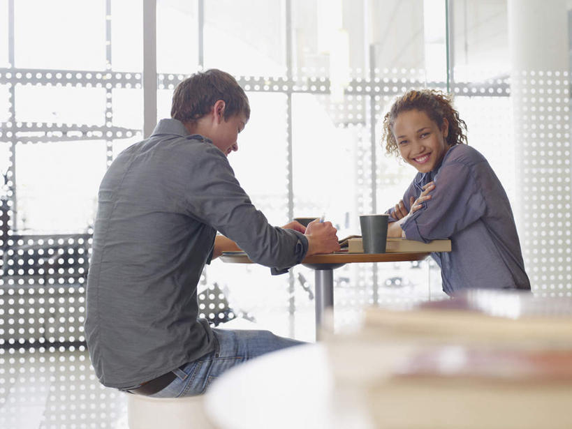 西方人,两个人,学校,坐,笑,微笑,露齿笑,横图,室内,白天,侧面,爱情,窗户,落地窗,桌子,杯子,书籍,欧洲,非洲,黑人,欧洲人,服装,瓷器,咖啡杯,陶瓷制品,浪漫,扭头,注视,休闲装,书桌,校园,玻璃窗,衣服,课桌,观察,看,转头,休闲,教室,温暖,温馨,休闲服,恩爱,恋人,服饰,观看,和睦,察看,关注,瓷杯,男人,男性,年轻男性,年轻女性,女人,女性,白种人,非洲人,情侣,书,图书,坐着,半身,彩图,伴侣,融洽