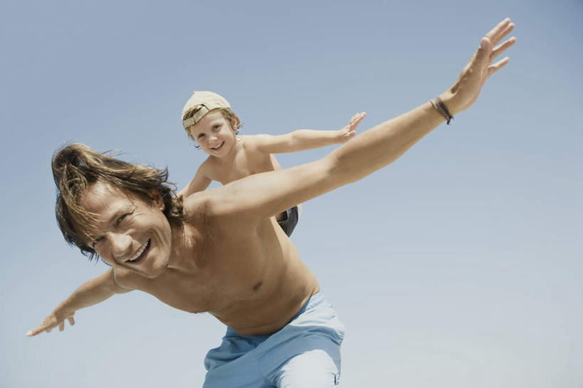 西方人,儿童,中年人,两个人,家庭,父亲,儿子,站,伸展双臂,笑,微笑,露齿笑,横图,室外,白天,仰视,纯洁,欧洲,欧洲人,弯腰,泳裤,注视,踩,裸露,装饰品,小孩,蓝色,蓝天,天空,饰品,手链,首饰,天,踩着,观察,看,站着,温暖,温馨,父子,一家人,父爱,可爱,童年,童趣,手镯,晴朗,观看,和睦,察看,关注,裸,镯子,童真,烂漫,无邪,万里无云,弯身,天真,男孩,男人,男性,中年男性,白种人,孩子,晴空,晴空万里,敞开双臂,伸开双臂,展开双肩,站立,张开手臂,张开双臂,半身,彩图,低角度拍摄,融洽,男生