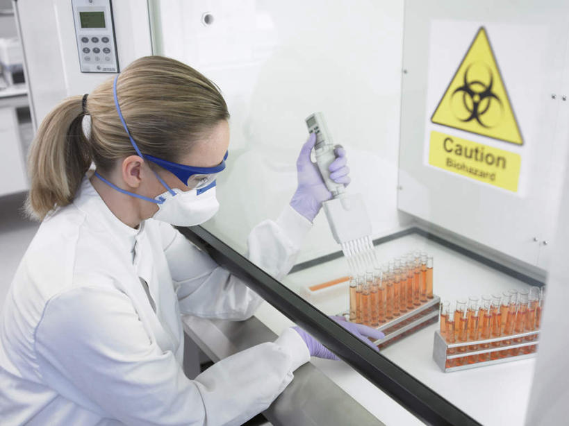 西方人,一个人,科学家,坐,横图,俯视,室内,白天,工作服,制服,安全,实验,仪器,指示牌,杯子,欧洲,欧洲人,仅一个年轻女性,仅一个女性,仅一个人,握,研究,透明,分离,分析,化学,测试,标志,滴管,试管,试管架,文字,眼镜,墙,实验室,研究室,防护,过滤,拿,分开,拿着,注视,标识,架子,墙壁,墙面,玻璃制品,白色,玻璃瓶,口罩,瓶子,手套,低头,观察,看,隔断,橡胶,器皿,握着,遮掩,观看,护目镜,保护,隔离,察看,卫生,掩盖,遮挡,科研人员,关注,净化,间隔,保险,研究者,橡胶手套,预防,计量,橡胶制品,试验室,遮盖,防尘,科学研究者,玻璃仪器,试验耗材,实验用品,吸液管,医用手套,保全,周全,安稳,安定,掩饰,断绝,隔开,屏蔽,屏绝,远离,中断,阻遏,阻隔,安全防护眼镜,移液管,工作制服,平安,年轻女性,女人,女性,白种人,科学工作者,玻璃杯,坐着,半身,彩图,高角度拍摄,工作套服,防护眼镜