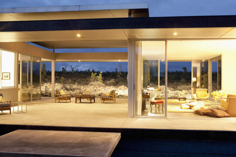 无人,家,客厅,横图,室外,夜晚,正面,别墅,餐桌,窗户,家具,靠垫,落地窗,沙发,装修,桌子,建筑,照明,欧式,装饰,房屋,墙,屋子,公寓,灯光,靠枕,豪华,建设,现代,装潢,洋房,楼房,顶灯,玻璃窗,墙壁,墙面,住宅,灯,蓝色,白色,蓝天,天空,灯具,垫子,室内装潢,枕头,天,餐台,样板房,明亮,照亮,起居室,舒适,家居装潢,照明设备,房屋设计,地中海风格,古典风格,简约风格,布艺沙发,室内设计,宽敞,样板房装潢,客堂,设计,彩图,房子