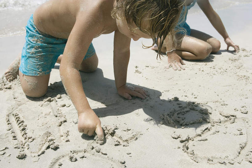 西方人,儿童,腿部,脚,脚趾,脚趾甲,腿,两个人,家庭,跪,横图,俯视,室外,白天,泳装,纯洁,海浪,海洋,沙滩,欧洲,欧洲人,阴影,泳裤,朦胧,模糊,反射,英文,标志,沙子,文字,影子,字符,字母,海岸,浪花,沙地,注视,光脚,标识,裸露,小孩,海水,低头,观察,看,温暖,温馨,一家人,赤脚,可爱,童年,童趣,观看,英文字母,和睦,察看,书写,关注,裸,海景,童真,烂漫,无邪,连体泳衣,天真,男孩,男人,男性,女孩,女人,女性,白种人,脚指甲,大海,风浪,海,海水的波动,海滩,近岸浪,涌浪,跪着,半身,彩图,高角度拍摄,泳衣,融洽,男生,女生