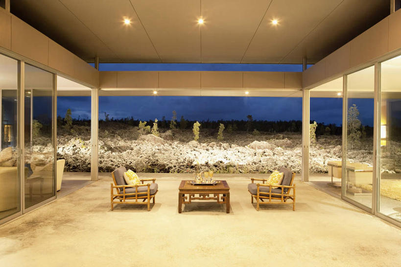 无人,家,客厅,横图,室外,夜晚,正面,别墅,餐桌,窗户,家具,靠垫,落地窗,沙发,装修,桌子,建筑,照明,欧式,装饰,房屋,墙,屋子,公寓,灯光,靠枕,豪华,建设,现代,装潢,洋房,楼房,顶灯,玻璃窗,墙壁,墙面,住宅,灯,蓝色,白色,蓝天,天空,灯具,垫子,室内装潢,枕头,天,餐台,样板房,明亮,照亮,起居室,舒适,家居装潢,照明设备,房屋设计,地中海风格,古典风格,简约风格,布艺沙发,室内设计,宽敞,样板房装潢,客堂,设计,彩图,房子