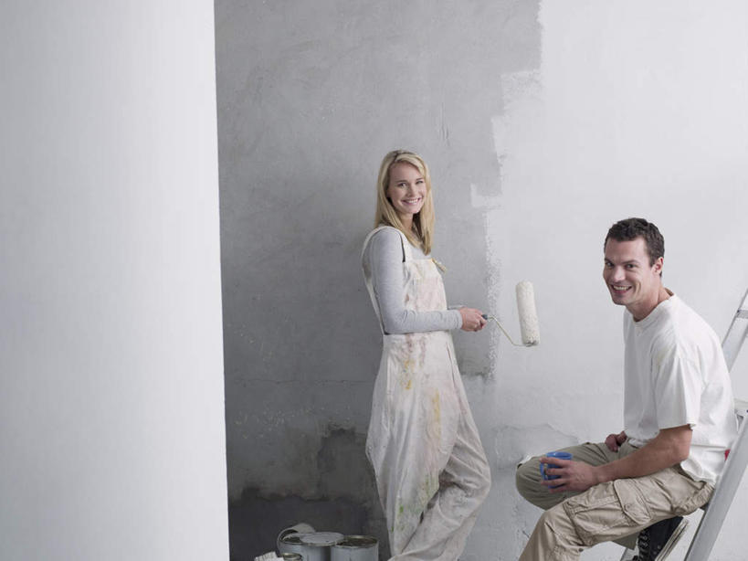 西方人,两个人,家庭,夫妻,站,坐,笑,攀登,微笑,露齿笑,横图,室内,白天,侧面,爱情,装修,欧洲,欧洲人,握,服装,装饰,材料,梯子,阶梯,墙,浪漫,拿,拿着,扭头,注视,休闲装,装潢,墙壁,墙面,衣服,白色,灰色,粉刷,刷子,观察,看,站着,转头,休闲,温暖,温馨,一家人,休闲服,爬,恩爱,握着,恋人,服饰,观看,上升,油漆,滚筒刷,保护,涂料,和睦,察看,关注,人字梯,滚刷,登高,男人,男性,年轻男性,年轻女性,女人,女性,白种人,年轻人,夫妇,情侣,攀爬,站立,坐着,半身,彩图,伴侣,融洽,滚筒