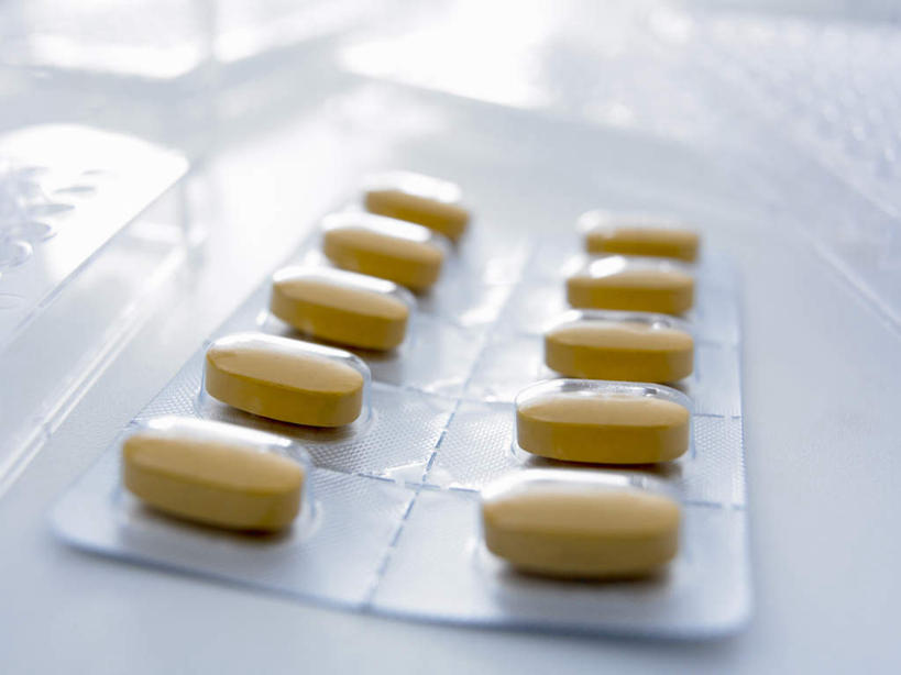 无人,横图,俯视,室内,特写,白天,安全,桌面,桌子,静物,一排,许多,阴影,朦胧,模糊,整齐,反射,木制,药剂,影子,塑料,防护,胶囊,盒子,排列,黄色,木制品,容器,塑料制品,药品,治疗,储藏,保护,药物,医疗,储存,队列,保险,预防,平安,彩图,高角度拍摄,贮存