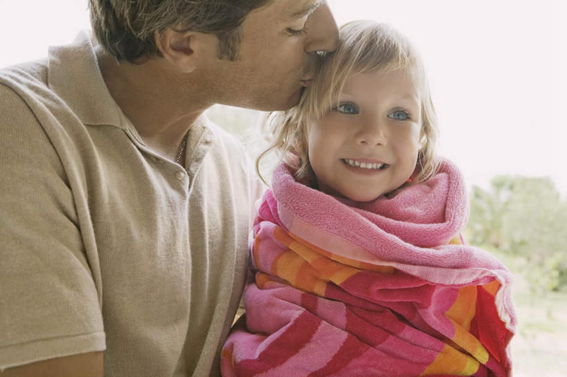 西方人,儿童,中年人,两个人,家庭,父亲,女儿,坐,闭眼,笑,吻,微笑,露齿笑,横图,室外,白天,正面,纯洁,植物,纺织品,欧洲,欧洲人,服装,朦胧,模糊,装饰,毛毯,毯子,扭头,注视,休闲装,树,树木,纺织,小孩,衣服,绿色,天空,自然,垫子,天,观察,看,转头,休闲,温暖,温馨,父女,一家人,休闲服,父爱,可爱,童年,童趣,服饰,生长,晴朗,成长,观看,华丽,修饰,点缀,和睦,察看,关注,童真,烂漫,无邪,万里无云,衬托,美观,雅致,雅观,天真,男人,男性,女孩,中年男性,白种人,孩子,晴空,晴空万里,闭眼睛,闭着眼,闭着眼睛,亲,亲吻,坐着,半身,彩图,融洽,女生