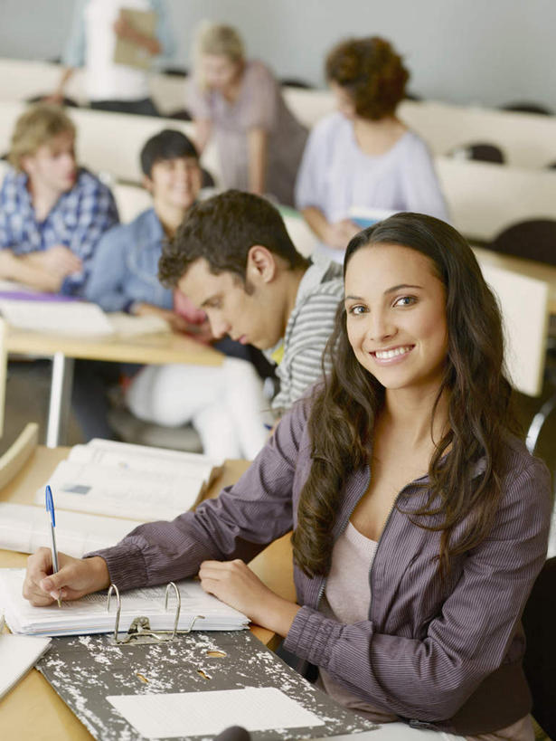 西方人,伙伴,朋友,学校,坐,笑,微笑,露齿笑,竖图,室内,白天,正面,友谊,桌子,欧洲,欧洲人,握,服装,朦胧,模糊,笔,办公用品,记事本,许多人,拿,拿着,扭头,注视,休闲装,书桌,校园,文具,衣服,本子,笔记本,课桌,学习用品,低头,观察,看,转头,一群人,休闲,教室,同学,休闲服,握着,服饰,观看,文具用品,察看,书写,校友,关注,同窗,学友,友情,男人,男性,年轻男性,年轻女性,女人,女性,白种人,坐着,半身,彩图