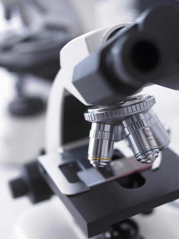 无人,竖图,俯视,室内,特写,白天,仪器,桌子,静物,阴影,检查,朦胧,模糊,反射,分析,科学,显微镜,影子,办公桌,实验室,研究室,一个,观察,清晰,探索,放大,单个,观看,仔细,透镜,凸透镜,聚焦,关注,试验室,光学,清楚,彩图,高角度拍摄