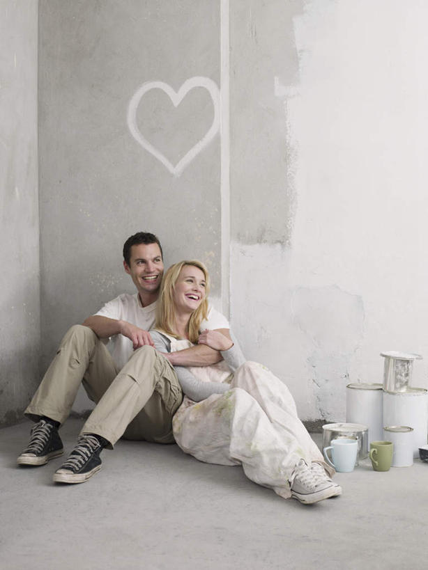 西方人,两个人,家庭,夫妻,坐,抱,笑,微笑,露齿笑,竖图,室内,白天,正面,爱情,装修,欧洲,欧洲人,服装,爱心,装饰,材料,铁桶,桶,墙,浪漫,注视,休闲装,装潢,墙壁,墙面,衣服,白色,灰色,容器,观察,看,靠,靠着,休闲,温暖,温馨,心形,一家人,休闲服,恩爱,恋人,服饰,抱着,观看,储藏,油漆,保护,涂料,和睦,察看,搂着,储存,关注,男人,男性,年轻男性,年轻女性,女人,女性,白种人,年轻人,心型,夫妇,情侣,搂,搂抱,坐着,彩图,全身,伴侣,融洽,贮存