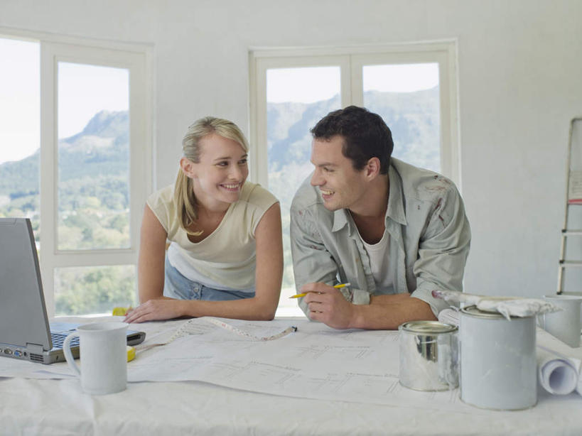 西方人,两个人,家庭,夫妻,客厅,站,笑,微笑,露齿笑,横图,室内,白天,正面,爱情,电脑,笔记本电脑,山,山脉,树林,植物,窗户,落地窗,桌子,杯子,欧洲,欧洲人,服装,网络,瓷器,图纸,墙,山峰,咖啡杯,设计图,陶瓷制品,山峦,浪漫,扭头,注视,休闲装,通讯设备,书桌,玻璃窗,墙壁,墙面,树,树木,衣服,绿色,白色,自然,课桌,群山,观察,看,靠,靠着,站着,转头,休闲,温暖,温馨,一家人,休闲服,恩爱,恋人,服饰,生长,成长,观看,和睦,察看,无线,起居室,关注,瓷杯,通信设备,无线网络,工程图,草图,蓝图,无线上网,便携式电脑,客堂,手提电脑,男人,男性,年轻男性,年轻女性,女人,女性,白种人,年轻人,夫妇,情侣,设计,站立,半身,彩图,伴侣,融洽