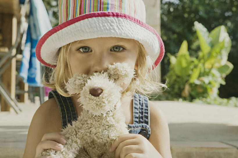 西方人,儿童,一个人,坐,横图,室外,白天,正面,游戏,纯洁,植物,熊,帽子,玩具,欧洲,欧洲人,仅一个女性,仅一个人,握,服装,朦胧,模糊,玩偶,泰迪熊,拿,玩,拿着,注视,休闲装,娱乐,树,树木,一个,小孩,衣服,绿色,自然,玩具熊,遮阳帽,观察,看,仅一个小孩,休闲,休闲服,可爱,童年,童趣,益智,握着,遮,遮掩,服饰,毛绒玩具,生长,单个,成长,观看,安慰,察看,掩盖,遮挡,发泄,关注,消遣,童真,烂漫,无邪,遮盖,宣泄,掩饰,罗斯福熊,天真,女孩,女人,女性,白种人,孩子,玩耍,嬉戏,坐着,半身,彩图,女生