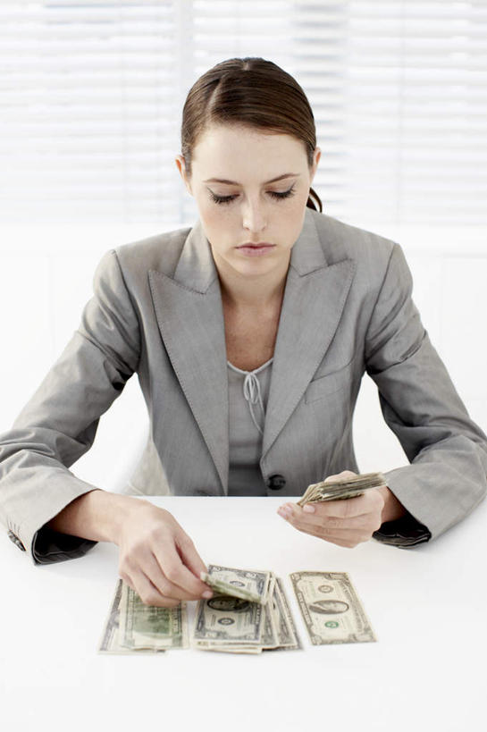 西方人,一个人,商务人士,商务女性,坐,竖图,俯视,室内,白天,钱,美元,窗户,桌子,欧洲,欧洲人,仅一个年轻女性,仅一个女性,仅一个人,握,阴影,套装,反射,钱币,影子,办公桌,美金,拿,拿着,注视,玻璃窗,低头,观察,看,握着,钞票,金融,纸币,经济,观看,察看,关注,美圆,商务装,流通,纸钞,贸易,工薪阶层,货币,现金,年轻女性,女人,女性,白种人,白领,上班族,坐着,半身,彩图,高角度拍摄