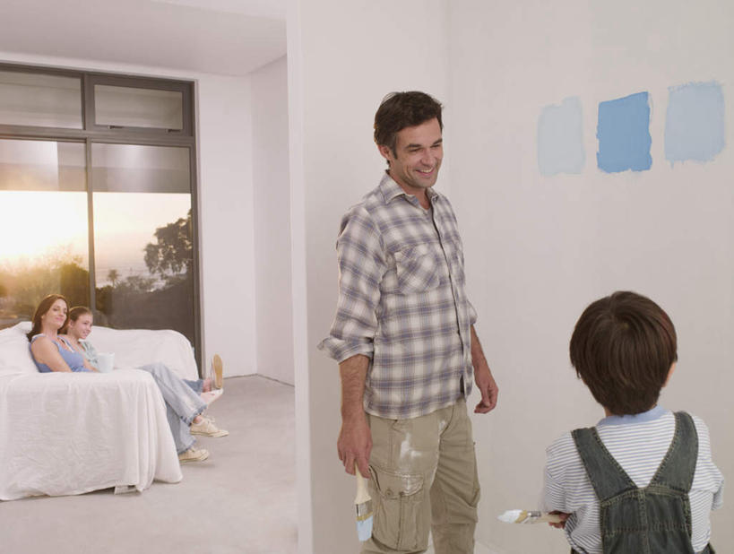 西方人,儿童,中年人,背部,四个人,家庭,夫妻,母亲,父亲,女儿,儿子,客厅,站,坐,笑,双手交叉,微笑,露齿笑,横图,室内,白天,正面,爱情,纯洁,日落,植物,窗户,落地窗,沙发,装修,欧洲,欧洲人,一排,握,服装,整齐,装饰,材料,墙,晚霞,霞光,落日,浪漫,拿,拿着,扭头,注视,休闲装,装潢,玻璃窗,墙壁,墙面,树,树木,排列,小孩,衣服,蓝色,绿色,白色,自然,黄昏,粉刷,刷子,观察,看,站着,转头,休闲,温暖,温馨,父女,父子,母女,母子,一家人,休闲服,彩霞,恩爱,父爱,可爱,母爱,童年,童趣,握着,恋人,服饰,生长,成长,观看,油漆,滚筒刷,保护,涂料,和睦,察看,起居室,双手抱胸,队列,关注,布艺沙发,童真,烂漫,无邪,滚刷,夕照,客堂,天真,男孩,男人,男性,女孩,女人,女性,中年男性,中年女性,白种人,孩子,夫妇,情侣,夕阳,站立,坐着,半身,彩图,伴侣,融洽,斜阳,滚筒,男生,女生