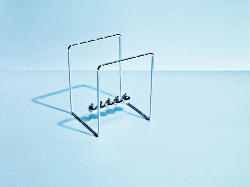 无人,横图,俯视,室内,特写,白天,游戏,桌面,桌子,静物,撞球,阴影,蓝色背景,反射,木制,影子,玩,娱乐,一个,木制品,休闲,益智,摄影,影棚,单个,活动,碰撞,发泄,消遣,智力,钢球,循环,牛顿摆,物理,宣泄,力学,惯性,惯性钢球,牛顿摆球,摇摆球,撞撞球,玩耍,嬉戏,彩图,高角度拍摄,影棚拍摄,拍摄