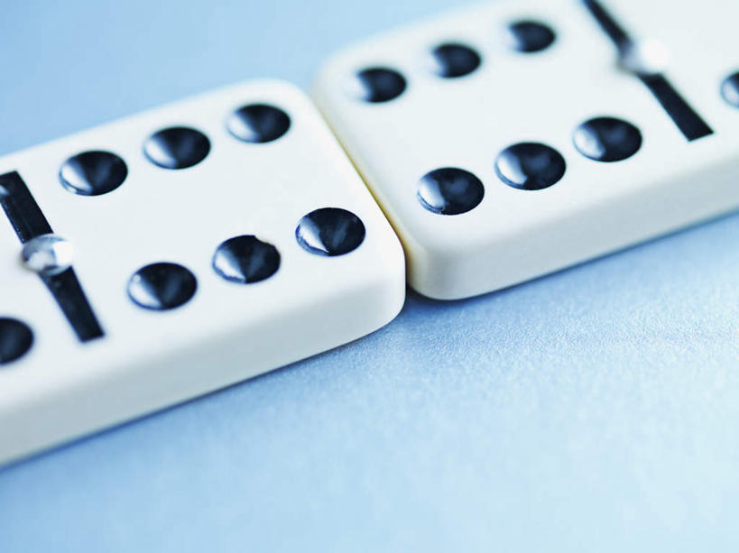 无人,横图,俯视,室内,特写,白天,游戏,赌博,贪欲,竞争,桌面,桌子,静物,玩具,阴影,蓝色背景,反射,纹路,木制,骨牌,纹理,影子,玩,娱乐,刺激,两个,木制品,休闲,摄影,影棚,活动,发泄,消遣,智力,赌具,牌九,肌理,投机,侥幸,欲望,宣泄,玩耍,嬉戏,彩图,高角度拍摄,影棚拍摄,拍摄,胜负,输赢