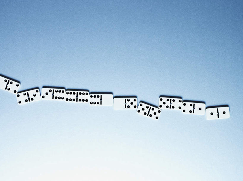 无人,横图,俯视,室内,特写,白天,游戏,赌博,贪欲,竞争,桌面,桌子,静物,玩具,一排,阴影,蓝色背景,整齐,反射,木制,骨牌,影子,玩,娱乐,刺激,排列,木制品,休闲,摄影,影棚,活动,队列,发泄,消遣,智力,赌具,牌九,投机,侥幸,欲望,宣泄,玩耍,嬉戏,彩图,高角度拍摄,影棚拍摄,拍摄,胜负,输赢