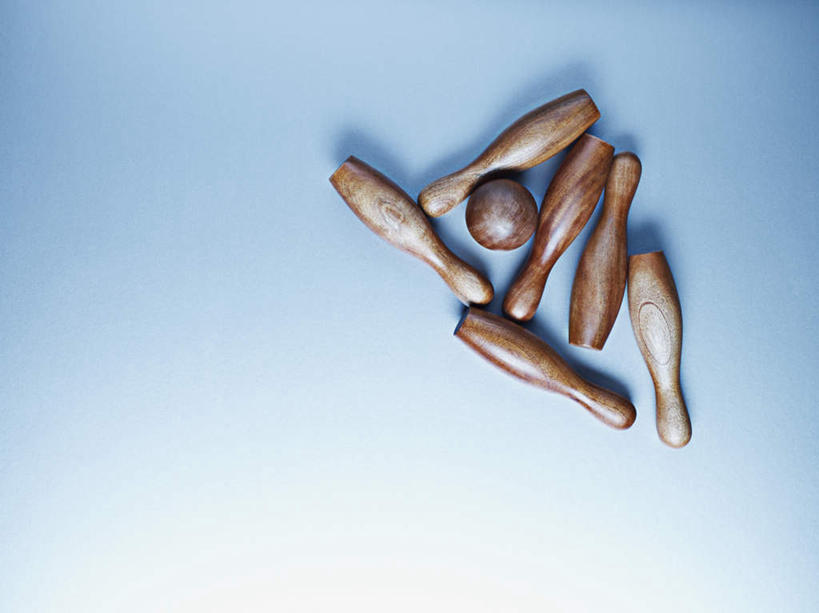 无人,横图,俯视,室内,特写,白天,锻炼,运动,桌面,桌子,静物,阴影,蓝色背景,反射,木制,影子,保龄球瓶,速度,娱乐,运动器械,木制品,健身器械,力量,平衡,摄影,影棚,技巧,协调,健身器材,灵敏,柔韧,趣味,耐力,抗争,球瓶,体育,彩图,高角度拍摄,影棚拍摄,健身,拍摄,运动器材