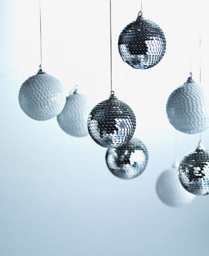 无人,竖图,室内,特写,白天,白色背景,正面,纯洁,静物,圣诞节,吊挂,悬挂,节日,庆祝,装饰,挂饰,银色,圣诞球,挂,文化,球,庆典,球体,摄影,信仰,影棚,纪念,华丽,修饰,点缀,高贵,衬托,美观,雅致,雅观,彩图,影棚拍摄,拍摄