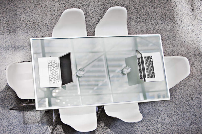 无人,办公室,横图,俯视,室内,白天,电脑,笔记本电脑,家具,桌子,椅子,许多,阴影,反射,网络,影子,办公桌,通讯设备,排列,会议椅,办公椅,两台,无线,通信设备,无线网络,无线上网,便携式电脑,办公家具,商务椅,培训椅,摆列,手提电脑,彩图,高角度拍摄,布列,分列