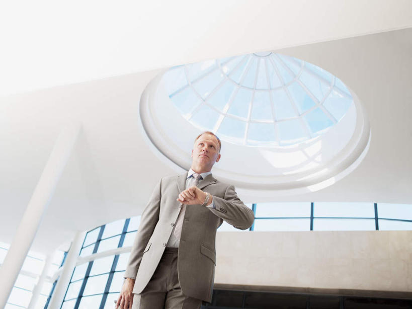 西方人,一个人,商务人士,商务男性,站,横图,室内,白天,仰视,衬衫,窗户,天花板,欧洲,欧洲人,仅一个男性,仅一个人,仅一个中年男性,握,阴影,套装,时间,反射,时钟,手表,影子,墙,计时,注视,玻璃窗,墙壁,墙面,一个,白色,钟表,观察,看,站着,表,握着,单个,观看,烦躁,腕表,察看,关注,商务装,工薪阶层,男人,男性,中年男性,白种人,白领,上班族,钟,站立,半身,彩图,低角度拍摄,衬衣