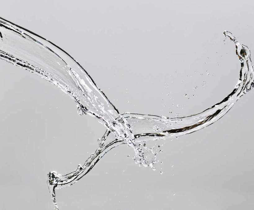 无人,横图,室内,特写,白天,正面,水,飞溅,灰色背景,溅,液体,水滴,饮用水,水珠,矿泉水,摄影,影棚,喷洒,蒸馏水,彩图,影棚拍摄,拍摄
