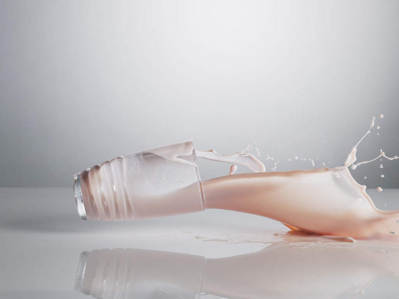 无人,横图,室内,特写,白天,正面,水,桌面,桌子,杯子,阴影,飞溅,灰色背景,溅,反射,木制,液体,影子,水滴,食品,甜点,甜品,一杯,玻璃制品,水珠,食物,饮料,木制品,水杯,甜食,冰淇淋,摄影,影棚,鲜奶,喷洒,奶昔,玻璃杯,彩图,影棚拍摄,拍摄