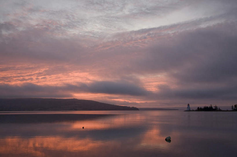 无人,横图,室外,白天,正面,旅游,度假,海浪,海洋,美景,日落,道路,加拿大,阴影,光线,信息,影子,景观,浪花,晚霞,霞光,落日,灯塔,交通,方向,娱乐,倒影,阳光,自然,海水,黄昏,享受,休闲,景色,彩霞,放松,引导,指引,倒映,北美,北美洲,自然风光,美洲,海景,新斯科舍,北亚美利加洲,亚美利加洲,航标,新斯科舍省,夕照,反照,大海,风浪,海,海水的波动,近岸浪,涌浪,夕阳,彩图,导航,斜阳