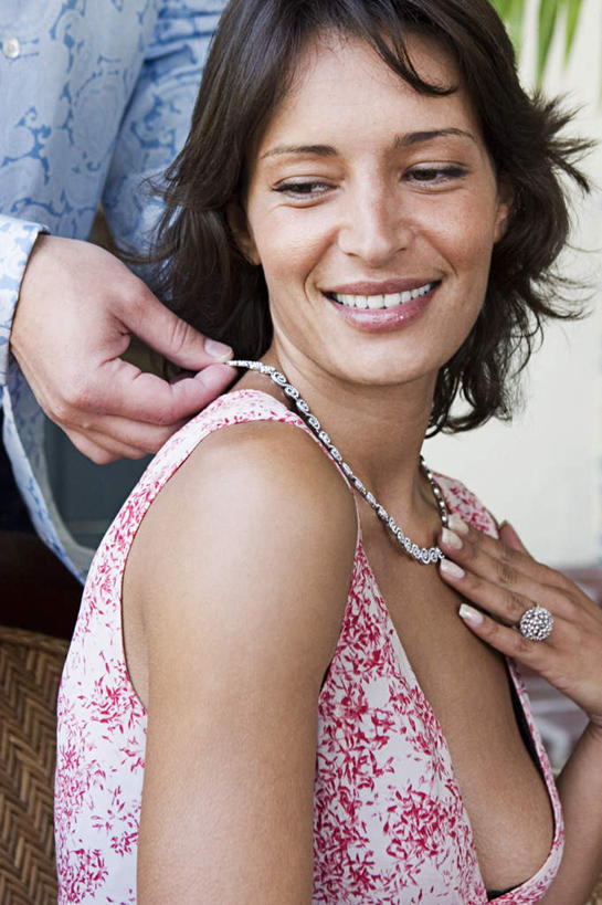 西方人,两个人,夫妻,坐,举,笑,摸,微笑,露齿笑,竖图,室内,白天,正面,衬衫,裙子,爱情,植物,项链,椅子,欧洲,欧洲人,抚摸,连衣裙,木椅,浪漫,扭头,装饰品,树,树木,绿色,自然,饰品,首饰,托,转头,恩爱,恋人,生长,成长,佩戴,男人,男性,年轻男性,年轻女性,女人,女性,白种人,夫妇,情侣,触摸,接触,举起,举手,举着,向上举,向上伸,向上托,坐着,半身,彩图,衬衣,伴侣