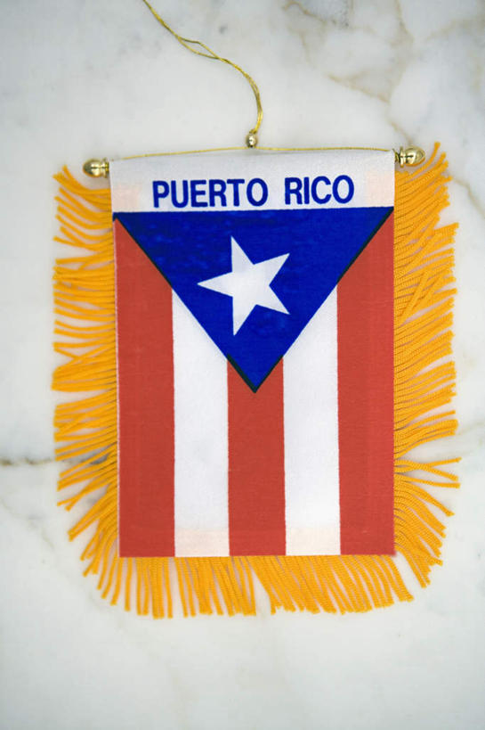 无人,竖图,俯视,室内,特写,白天,桌面,桌子,静物,旗帜,装饰,墙,大理石,旗子,墙壁,墙面,一个,黄色,流苏,单个,华丽,修饰,点缀,北美,北美洲,美洲,北亚美利加洲,亚美利加洲,衬托,美观,雅致,雅观,大理石制品,旌旗,旗号,波多黎各,波多黎各自由邦,大安的列斯群岛,彩图,高角度拍摄