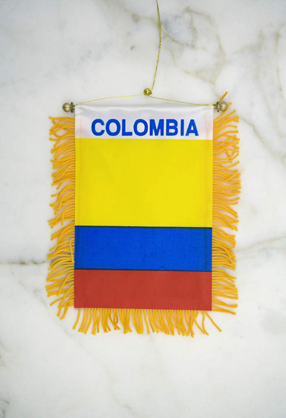 无人,竖图,俯视,室内,特写,白天,桌面,桌子,静物,旗帜,哥伦比亚,装饰,墙,大理石,旗子,墙壁,墙面,一个,黄色,南美,流苏,单个,华丽,修饰,点缀,南美洲,拉丁美洲,美洲,亚美利加洲,衬托,美观,雅致,雅观,南亚美利加洲,大理石制品,旌旗,旗号,哥伦比亚共和国,彩图,高角度拍摄