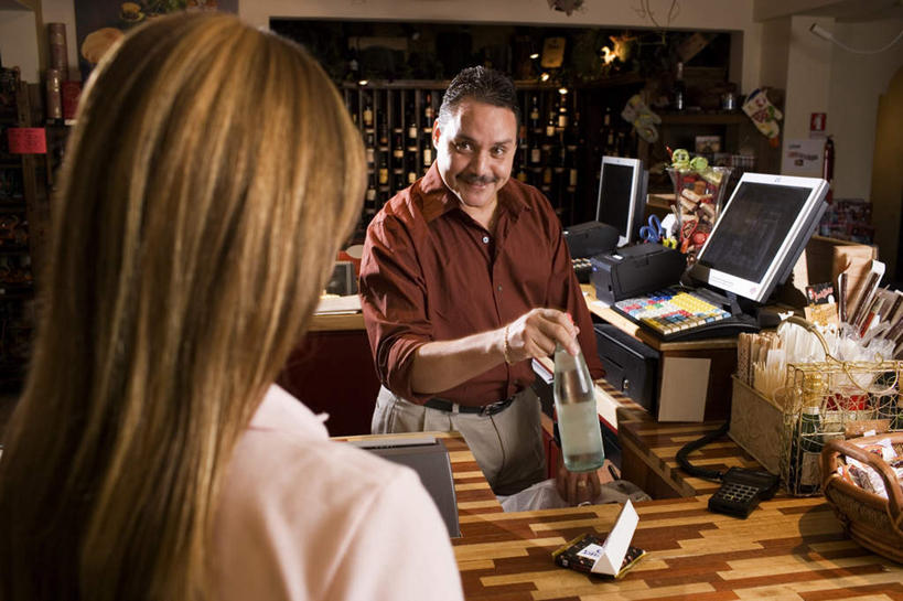 葡萄酒,西方人,背部,两个人,服务员,站,举,笑,微笑,横图,室内,白天,正面,爱情,购物,计算器,消费,壁纸,柜子,桌子,杯子,欧洲,欧洲人,握,服装,计算,科学,办公桌,食品,办公用品,市场,酒类,浪漫,拿,拿着,注视,休闲装,杂货,相视,玻璃制品,酒,装饰品,食物,饮料,衣服,戒指,饰品,首饰,水杯,橱柜,观察,看,托,站着,休闲,面对面,休闲服,恩爱,握着,pos机,金融,理财,财务,服饰,收银台,观看,账单,对视,信物,察看,权利,票据,关注,收银,数学,收银机,发票,相对,小票,选购,贸易,相看,血拼,金饰,手饰,男人,男性,年轻女性,中年男性,白种人,服务生,侍者,玻璃杯,墙纸,举起,举手,举着,向上举,向上伸,向上托,半身,彩图,收据