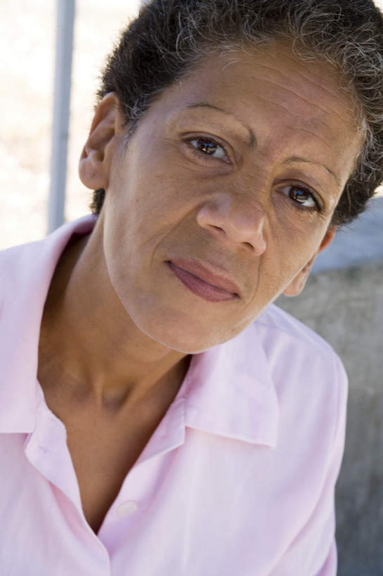 西方人,一个人,竖图,室内,特写,白天,正面,窗户,欧洲,欧洲人,仅一个女性,仅一个人,阴影,服装,光线,影子,注视,休闲装,玻璃窗,衣服,粉色,阳光,观察,看,休闲,休闲服,服饰,仅一个老年女性,观看,担忧,察看,忧虑,关注,忧郁,担心,老年女性,女人,女性,白种人,半身,彩图