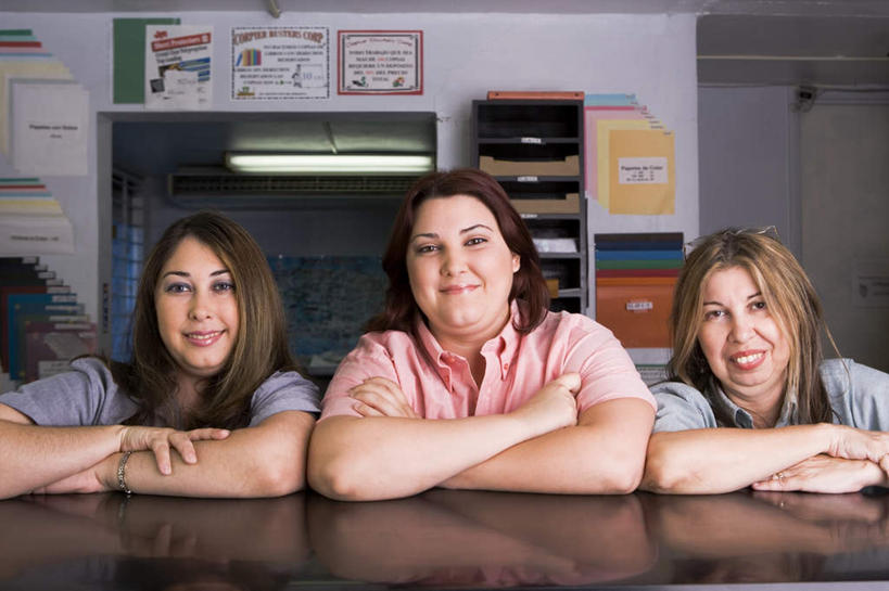 西方人,三个人,家庭,商务人士,商务女性,笑,微笑,露齿笑,横图,室内,白天,正面,柜子,照明,欧洲,欧洲人,撑,服装,时间,材料,档案,时钟,手表,文件,眼镜,墙,灯光,计时,注视,休闲装,顶灯,墙壁,墙面,灯,衣服,资料,灯具,钟表,观察,看,靠,靠着,休闲,温暖,温馨,一家人,休闲服,表,服饰,观看,腕表,照亮,和睦,察看,撑着,放着,照明设备,关注,文档,近视眼镜,档案柜,工薪阶层,女人,女性,中年女性,白种人,白领,上班族,钟,半身,彩图,融洽