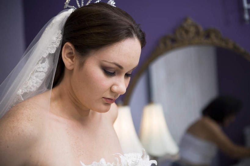 西方人,两个人,新娘,伙伴,朋友,站,闭眼,横图,室内,白天,正面,婚纱,化妆,美容,婚礼,快乐,友谊,镜子,台灯,照明,欧洲,欧洲人,头纱,庆祝,反射,墙,灯光,结婚,墙壁,墙面,灯,紫色,化妆镜,灯具,低头,站着,喜庆,纪念,照亮,镜像,头冠,镜面,照明设备,光学,友情,年轻女性,女人,女性,白种人,闭眼睛,闭着眼,闭着眼睛,站立,半身,彩图,婚礼服,礼服,高兴